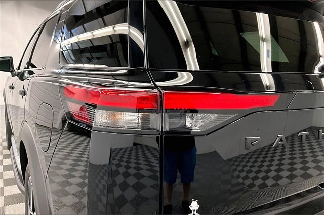 New 2025 Nissan Pathfinder Platinum image 17