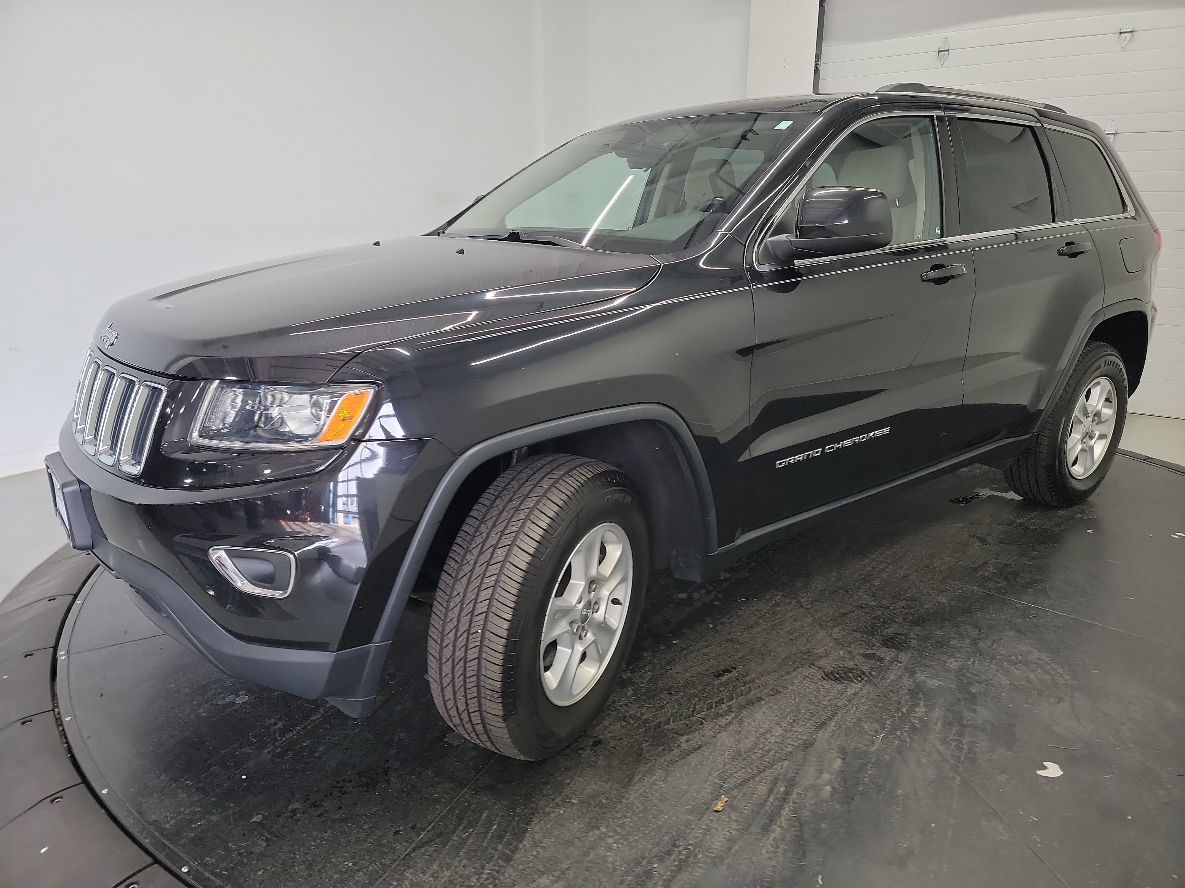 Used 2016 Jeep Grand Cherokee Laredo w/ Quick Order Package 23E AWD/4WD image 3
