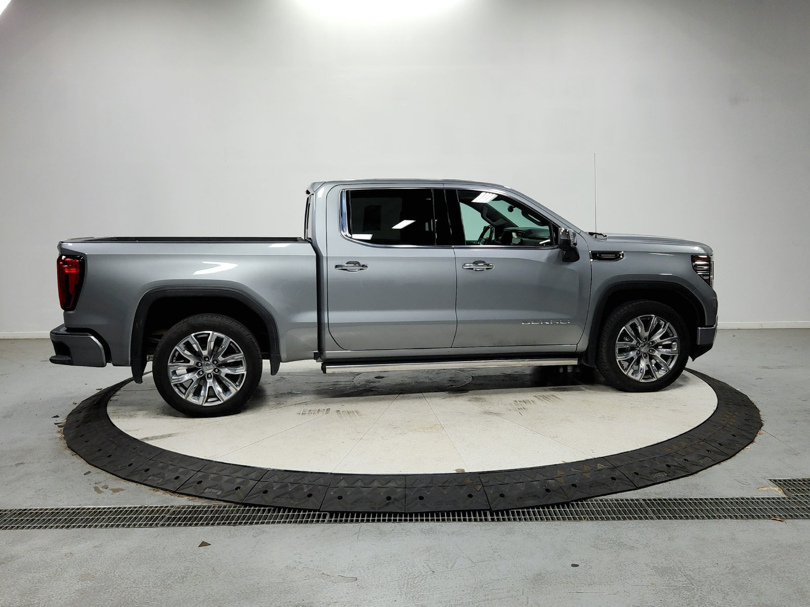 Used 2024 GMC Sierra 1500 Denali AWD/4WD image 9