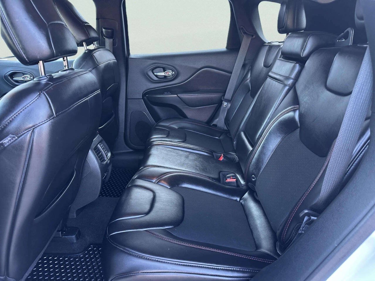Used 2019 Jeep Cherokee Trailhawk w/ Cold Weather Group AWD/4WD image 11