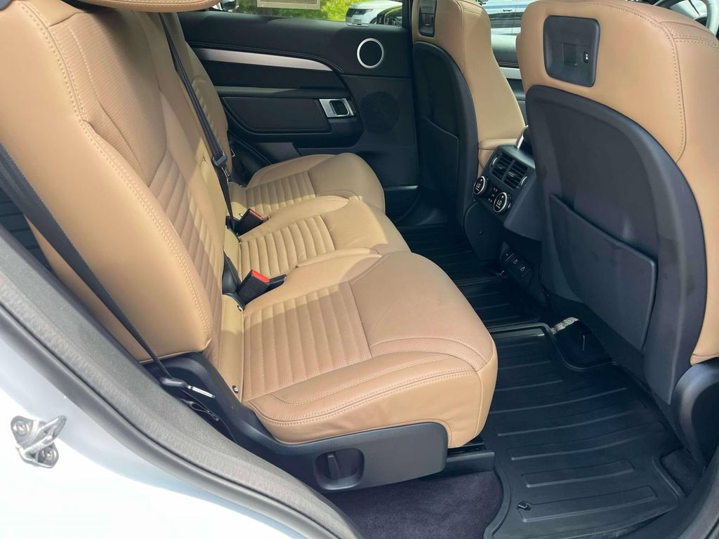 Used 2025 Land Rover Discovery Dynamic SE AWD/4WD image 15