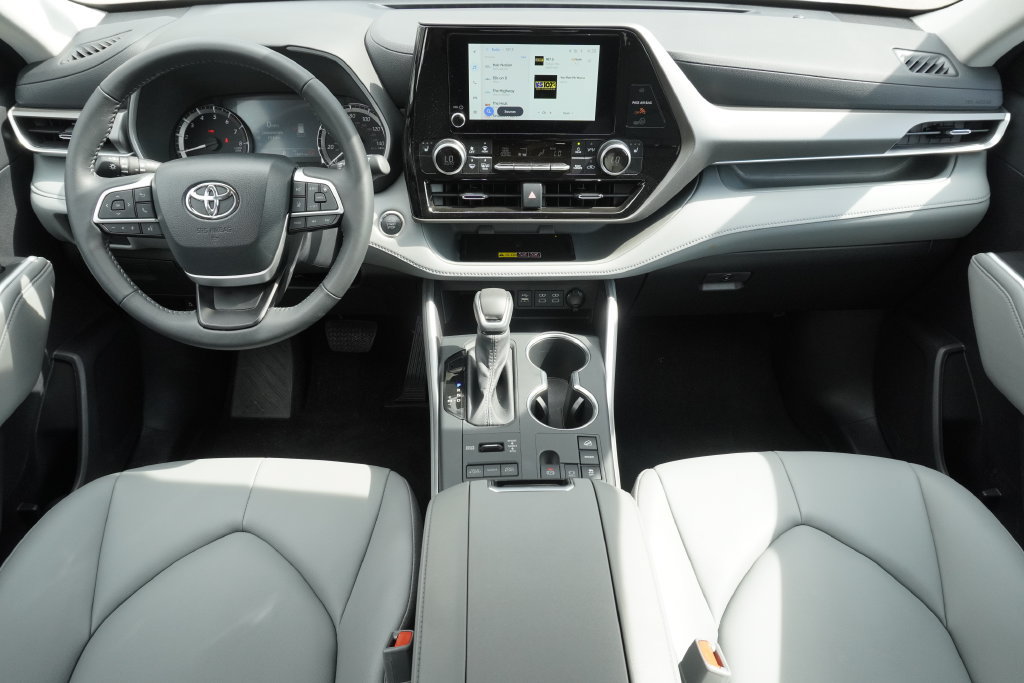 Used 2026 Toyota Highlander Limited AWD/4WD image 9