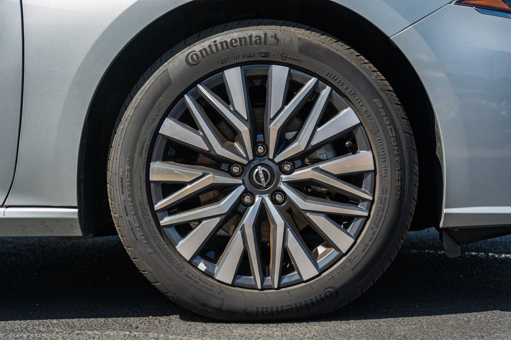 Used 2025 Nissan Altima 2.5 SV FWD image 12