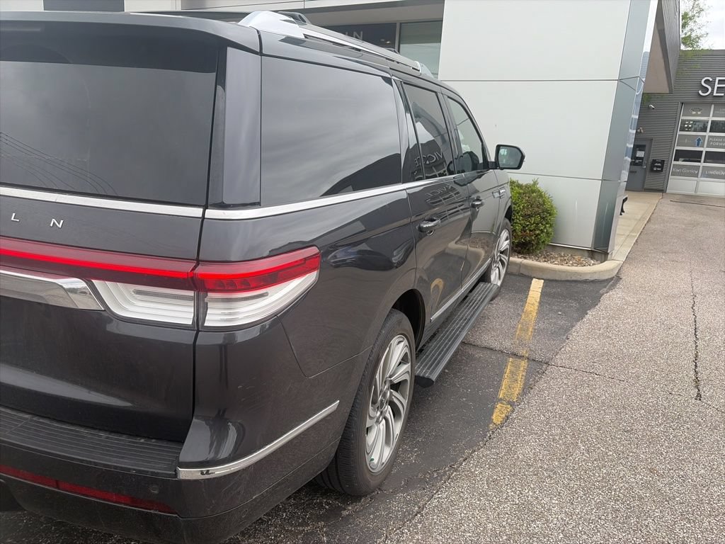 Used 2022 Lincoln Navigator Reserve AWD/4WD image 4