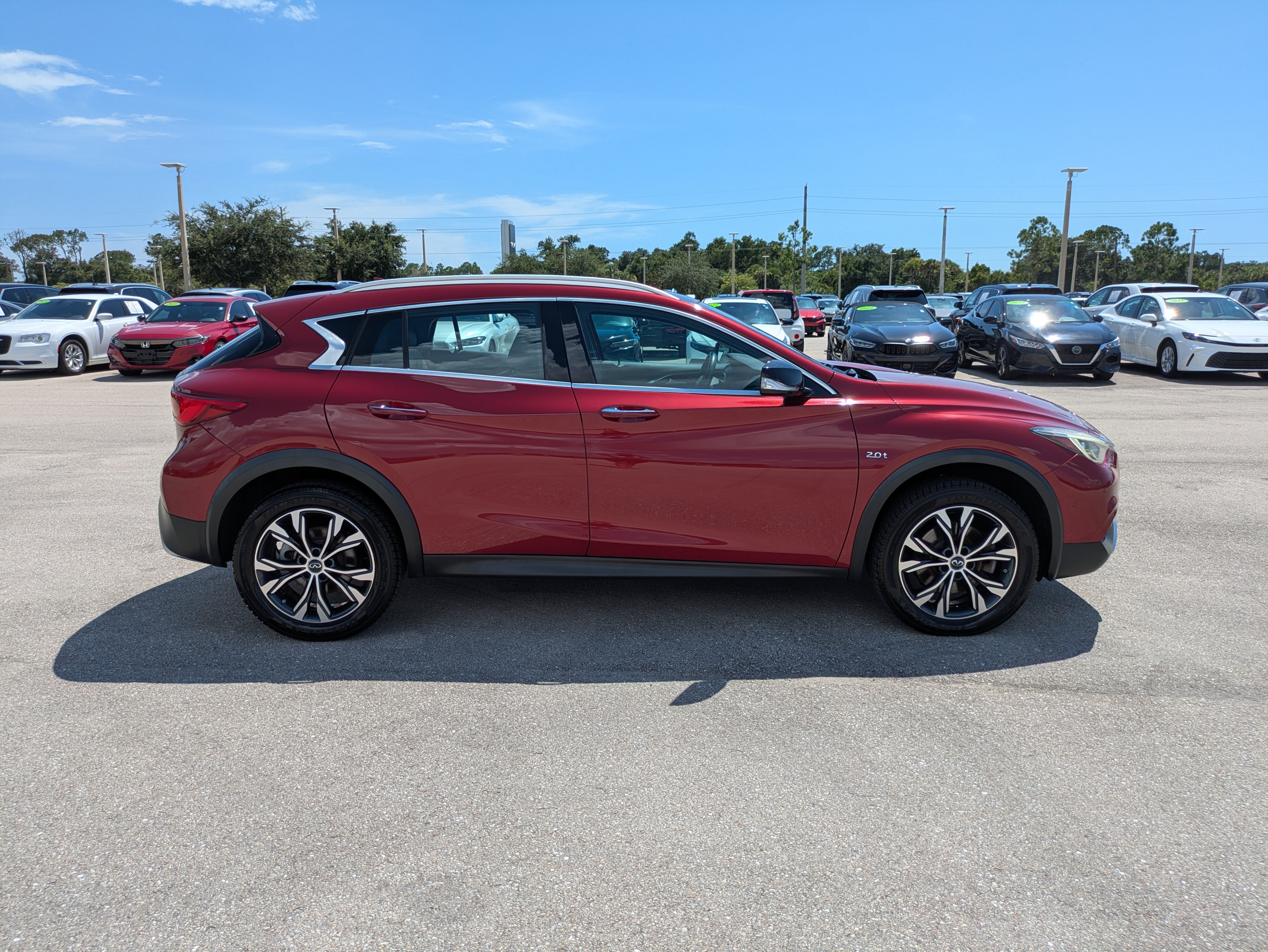 Used 2018 INFINITI QX30 Premium w/ Navigation Package AWD/4WD image 3