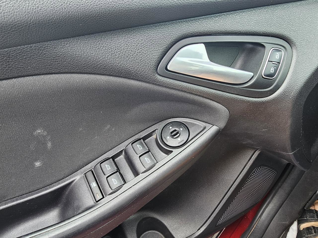 Used 2015 Ford Focus SE w/ Equipment Group 201A image 17