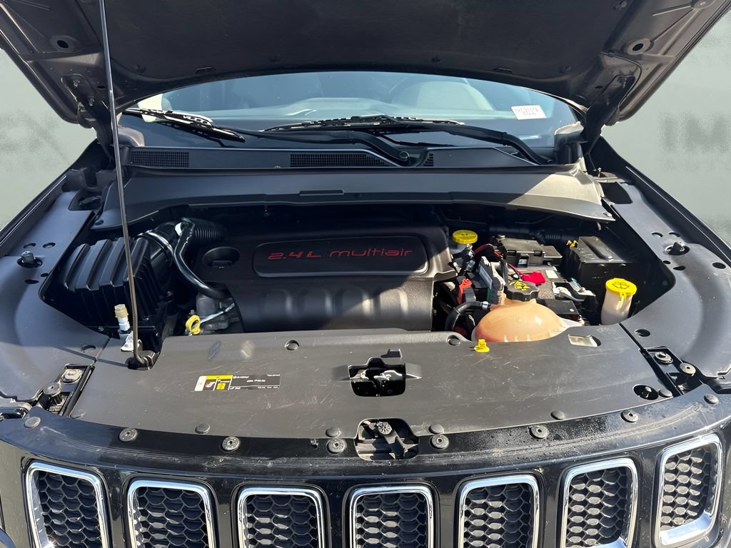 Used 2018 Jeep Compass Latitude w/ Cold Weather Group AWD/4WD image 22