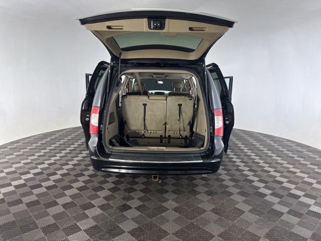 Used 2015 Chrysler Town & Country Touring image 19