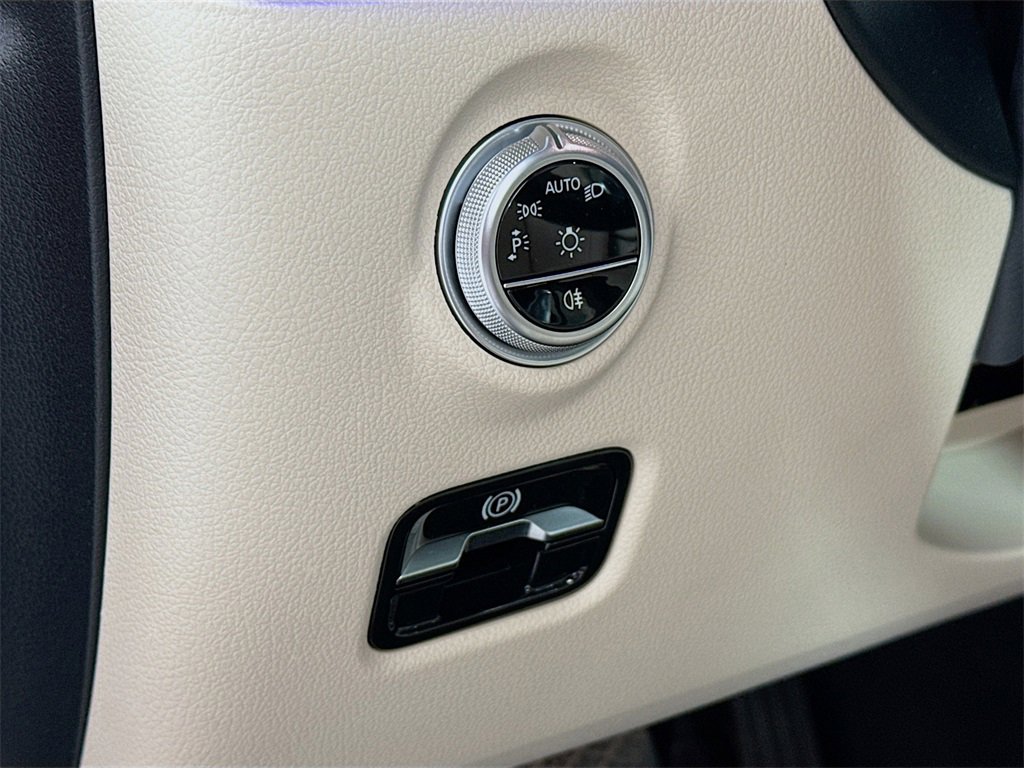 Used 2025 Mercedes-Benz C 300 4MATIC Sedan image 11