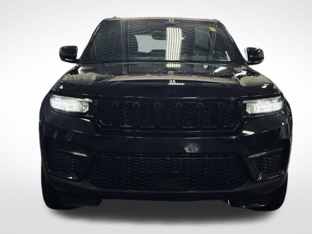 Used 2023 Jeep Grand Cherokee Altitude image 2