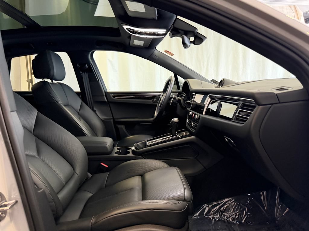 Certified 2026 Porsche Macan AWD/4WD image 16