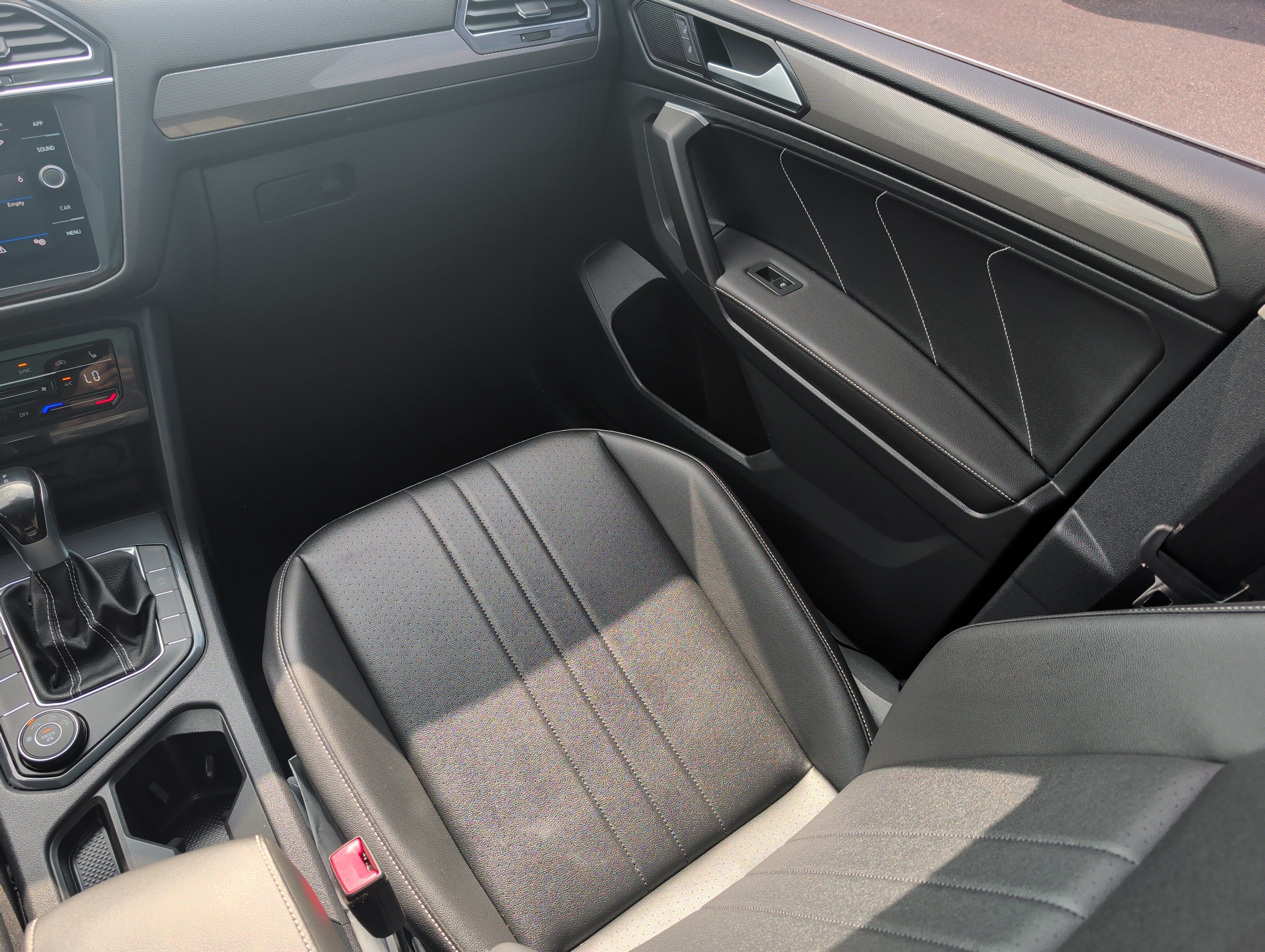 Used 2022 Volkswagen Tiguan SE w/ Panoramic Sunroof Package AWD/4WD image 11