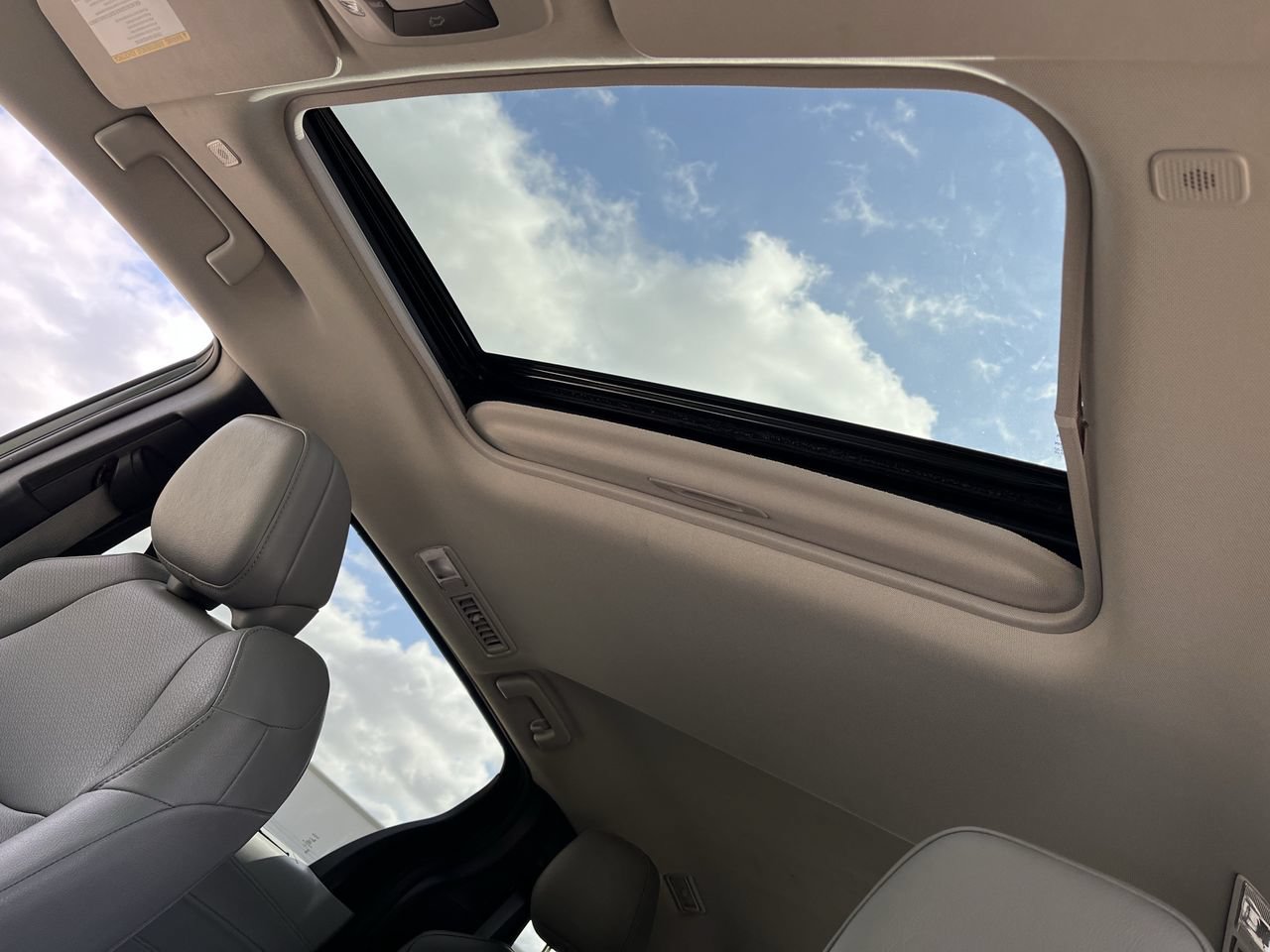 Used 2025 Toyota Sienna XLE FWD image 22