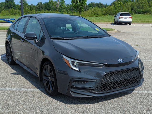 Used 2023 Toyota Corolla SE w/ SE Premium Package FWD image 3