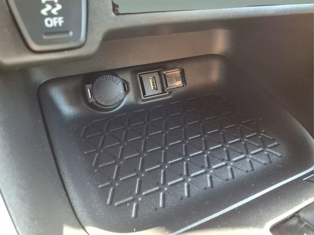 Used 2022 Toyota RAV4 LE AWD/4WD image 24