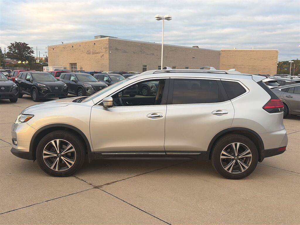 Used 2017 Nissan Rogue SL w/ SL Premium Package AWD/4WD image 2