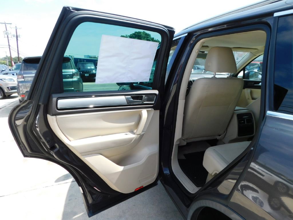 Used 2013 Volkswagen Touareg Sport image 26