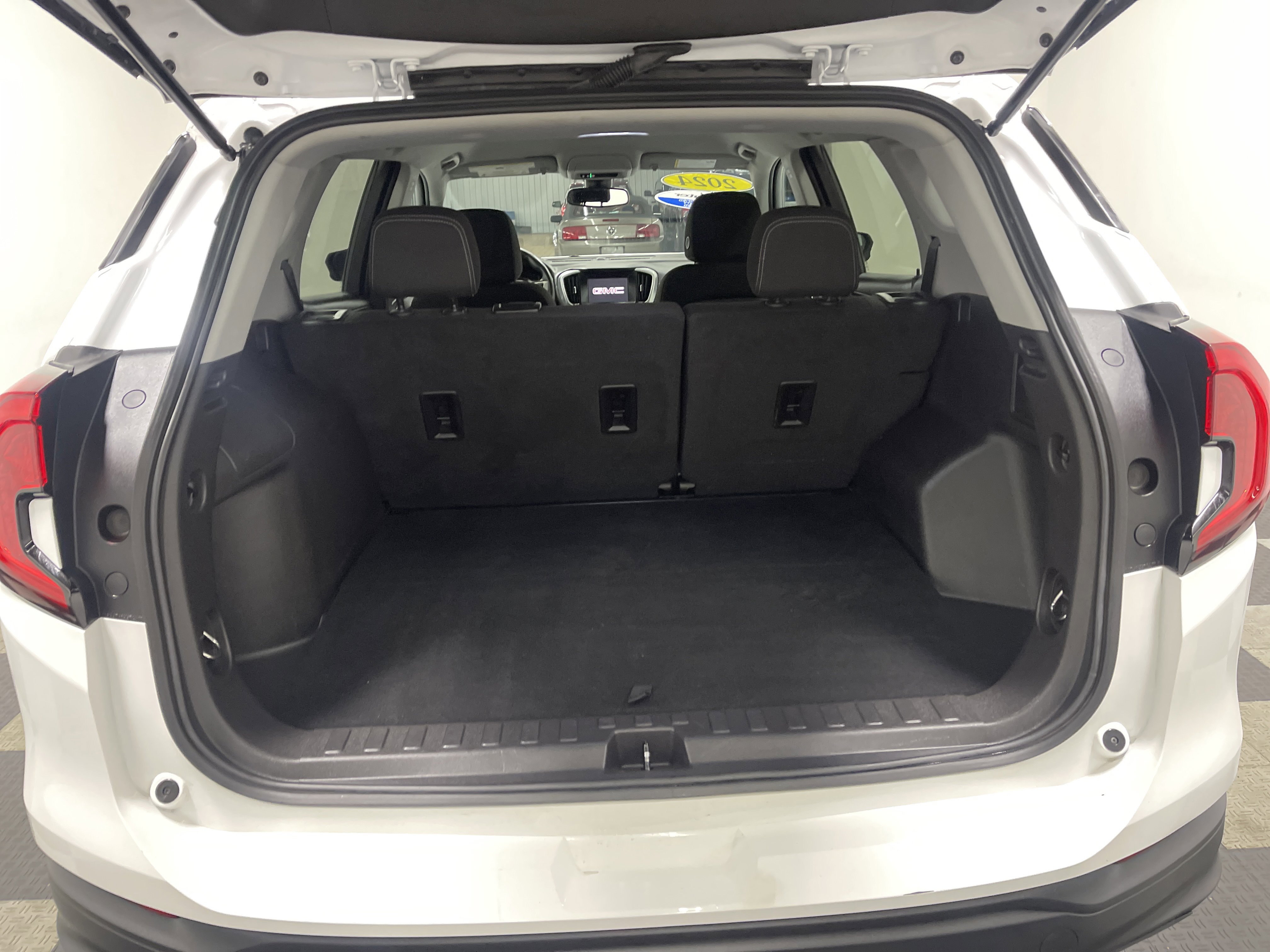 Used 2024 GMC Terrain SLE FWD image 18
