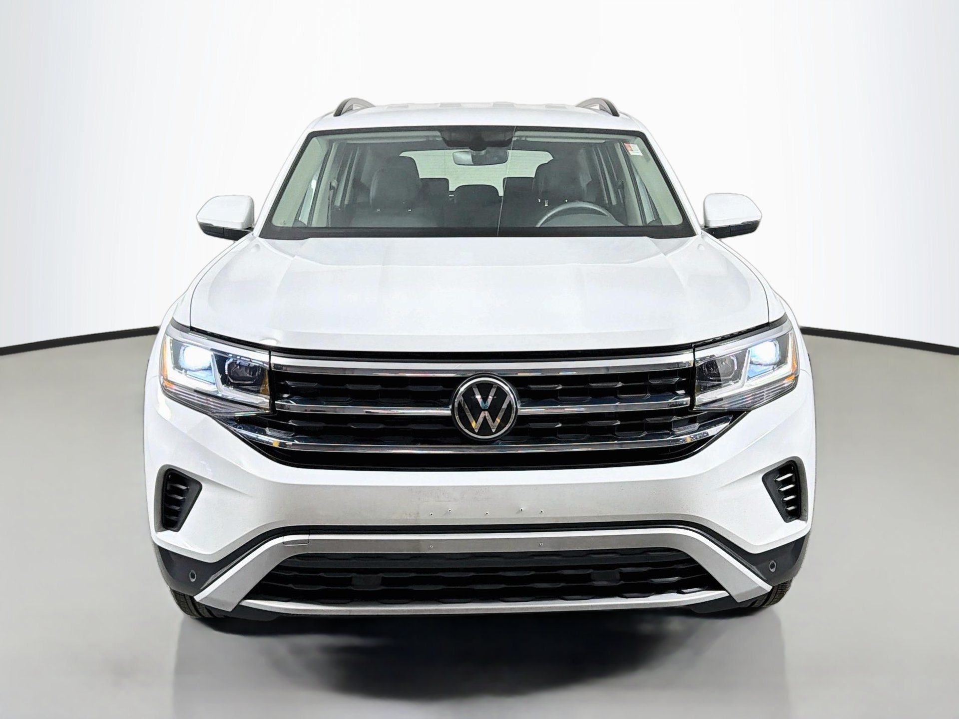 Certified 2023 Volkswagen Atlas SE w/ Black Wheel Package FWD image 2