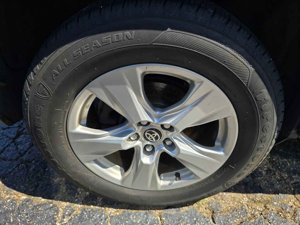 Used 2020 Toyota RAV4 XLE AWD/4WD image 16