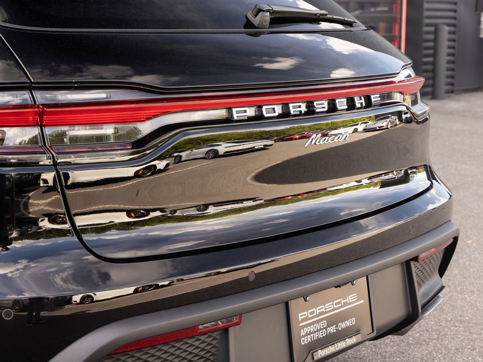 Certified 2025 Porsche Macan image 12