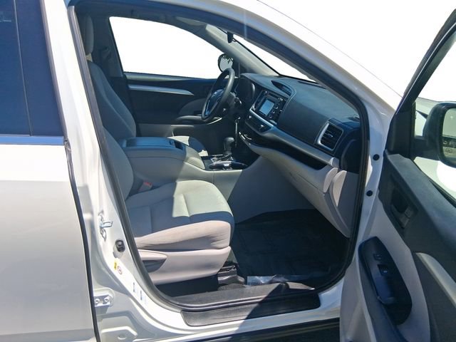 Used 2019 Toyota Highlander LE w/ Carpet Mat Package (TMS) AWD/4WD image 17