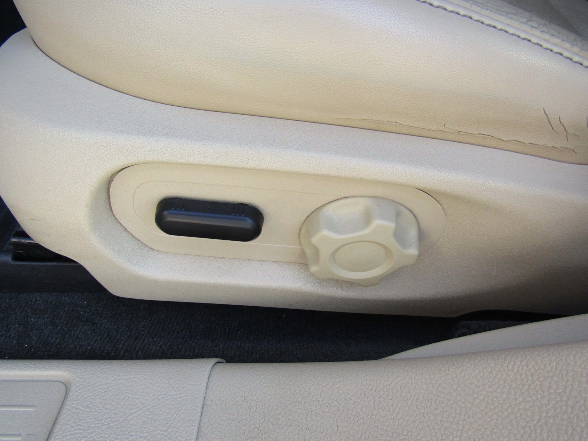 Used 2013 Ford Taurus SEL FWD image 21