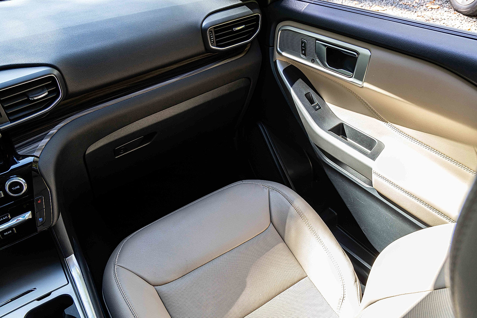 Used 2023 Ford Explorer Limited image 18