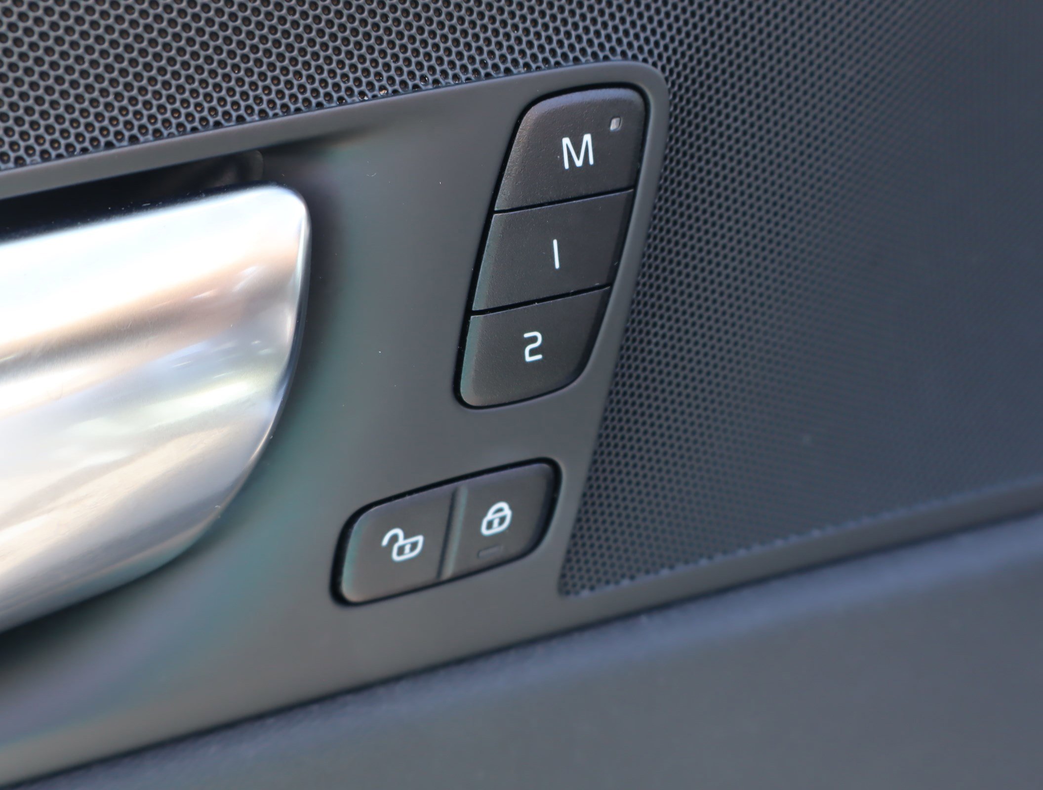 Used 2025 Volvo XC60 B5 Plus image 14