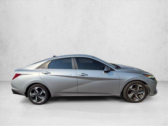 Used 2022 Hyundai Elantra SEL w/ Convenience + Premium Package FWD image 4