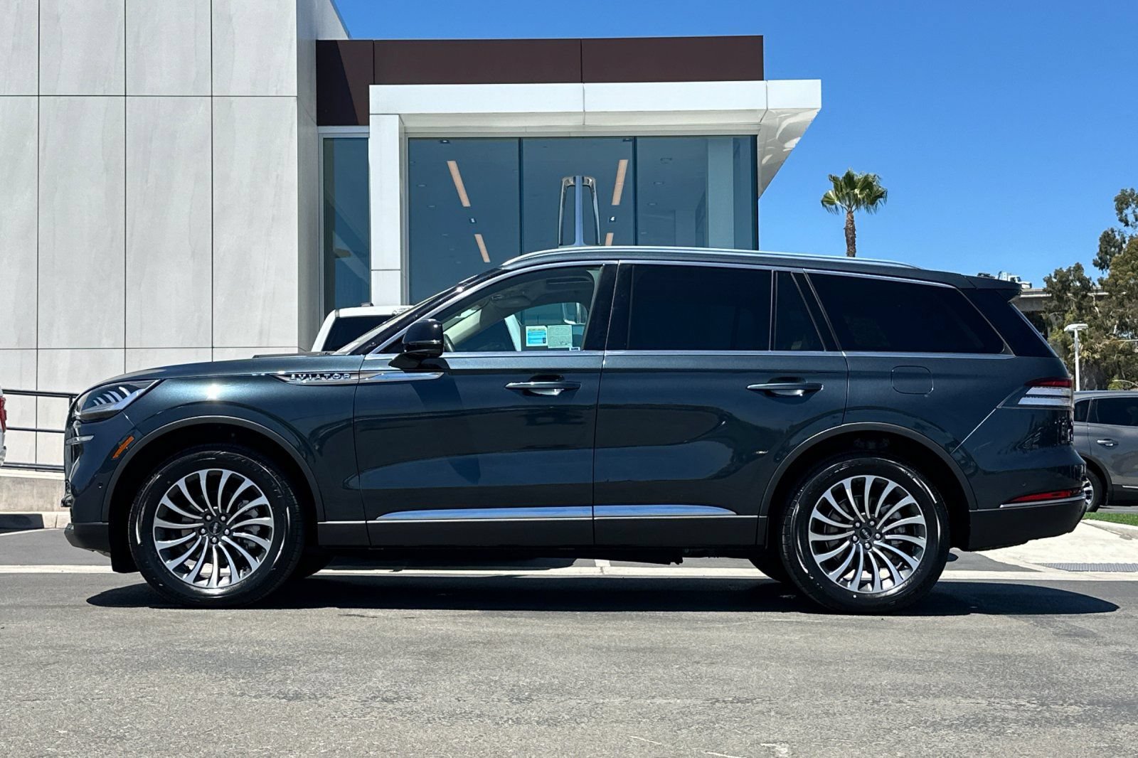 Certified 2023 Lincoln Aviator Reserve w/ Equipment Group 201A AWD/4WD image 6