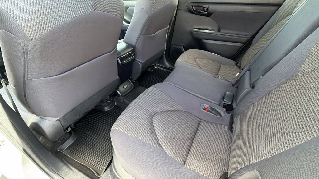 Used 2023 Toyota Highlander LE image 24