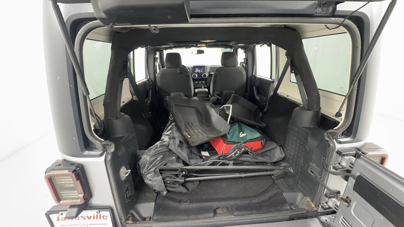 Used 2018 Jeep Wrangler Unlimited Sahara w/ Connectivity Group AWD/4WD image 14