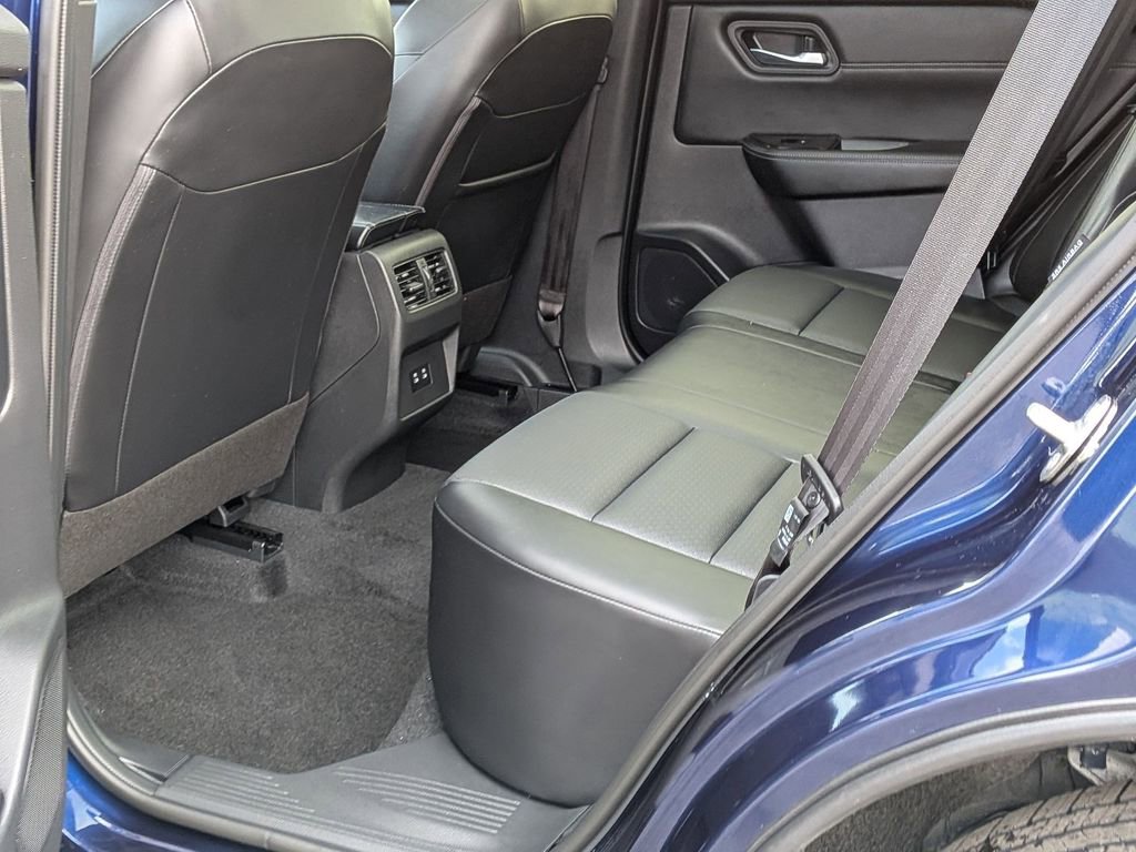 Used 2025 Nissan Rogue SV w/ SV Premium Package image 17