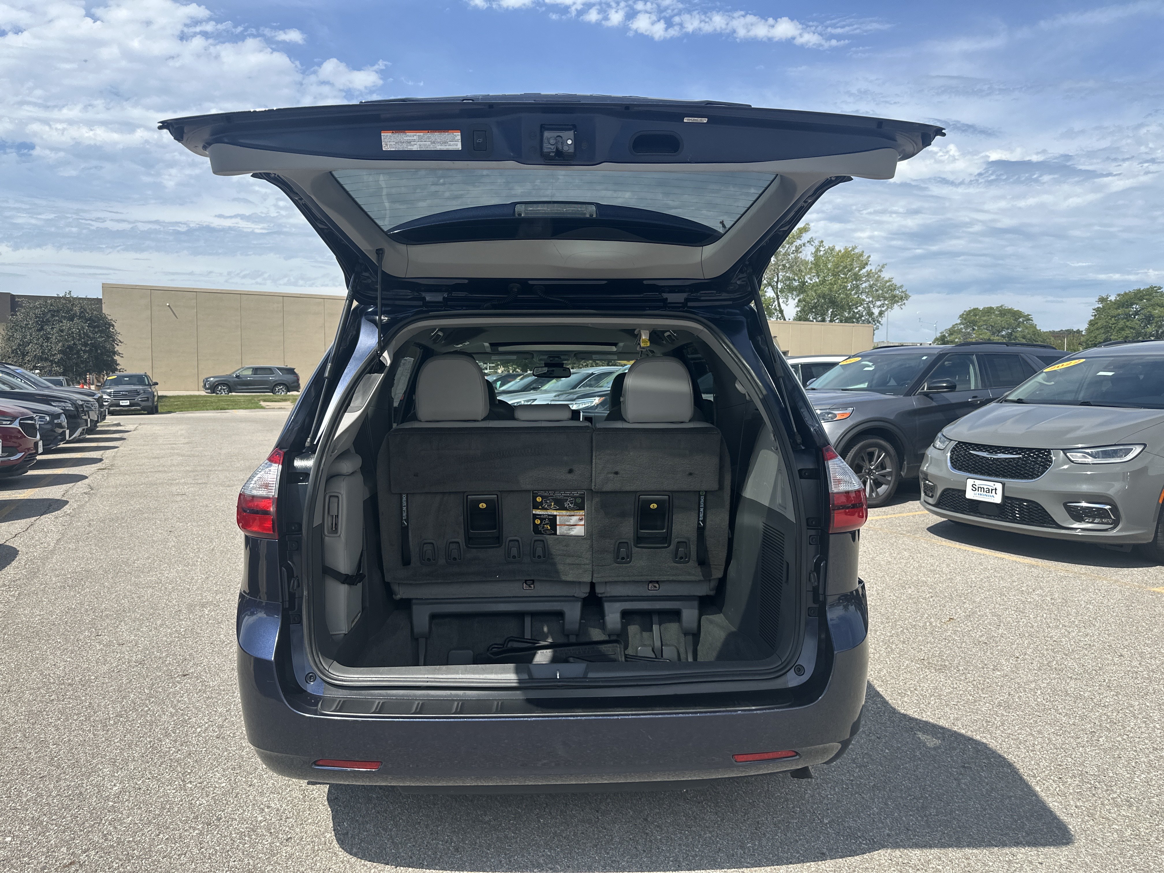 Used 2018 Toyota Sienna XLE w/ Protection Package FWD image 10