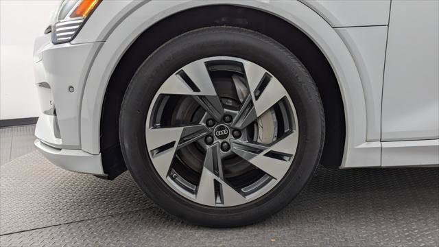Used 2022 Audi e-tron Premium w/ Convenience Plus Package image 32