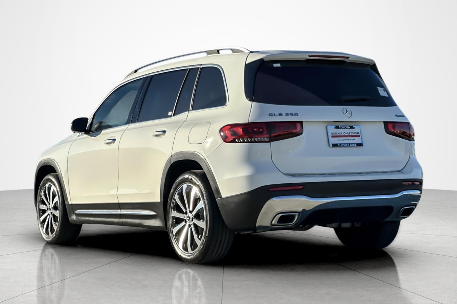 Used 2022 Mercedes-Benz GLB 250 4MATIC image 3