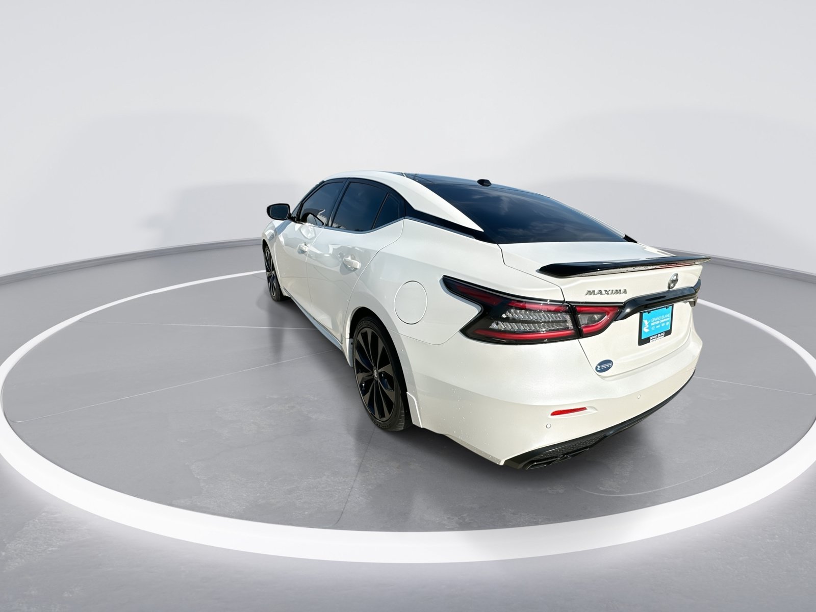 Used 2022 Nissan Maxima SR w/ Sport Mat Group FWD image 6