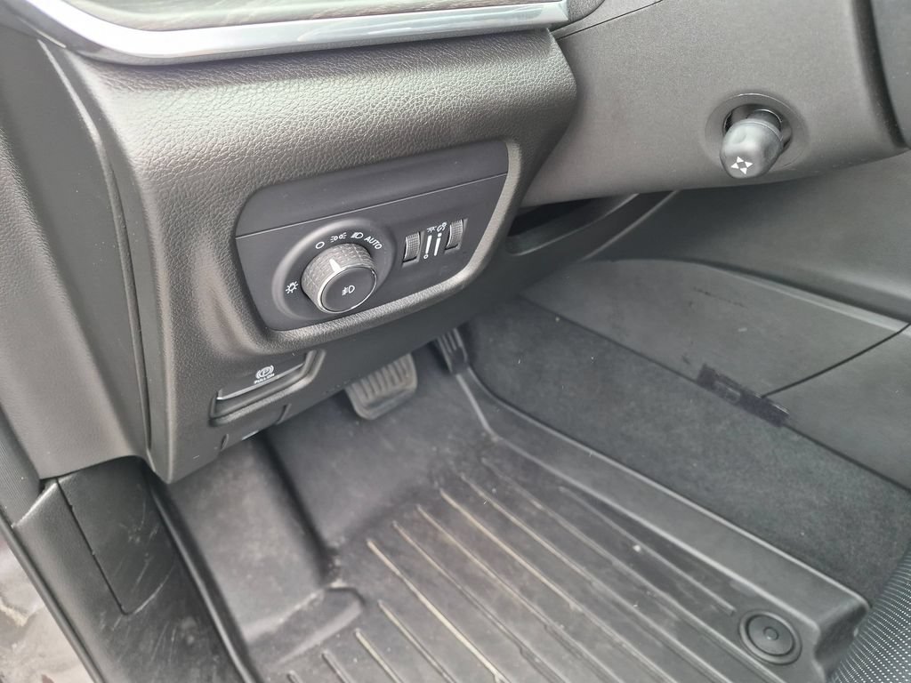 Used 2024 Jeep Grand Cherokee Overland w/ Luxury Tech Group IV AWD/4WD image 12
