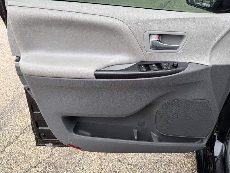 Used 2017 Toyota Sienna LE image 20