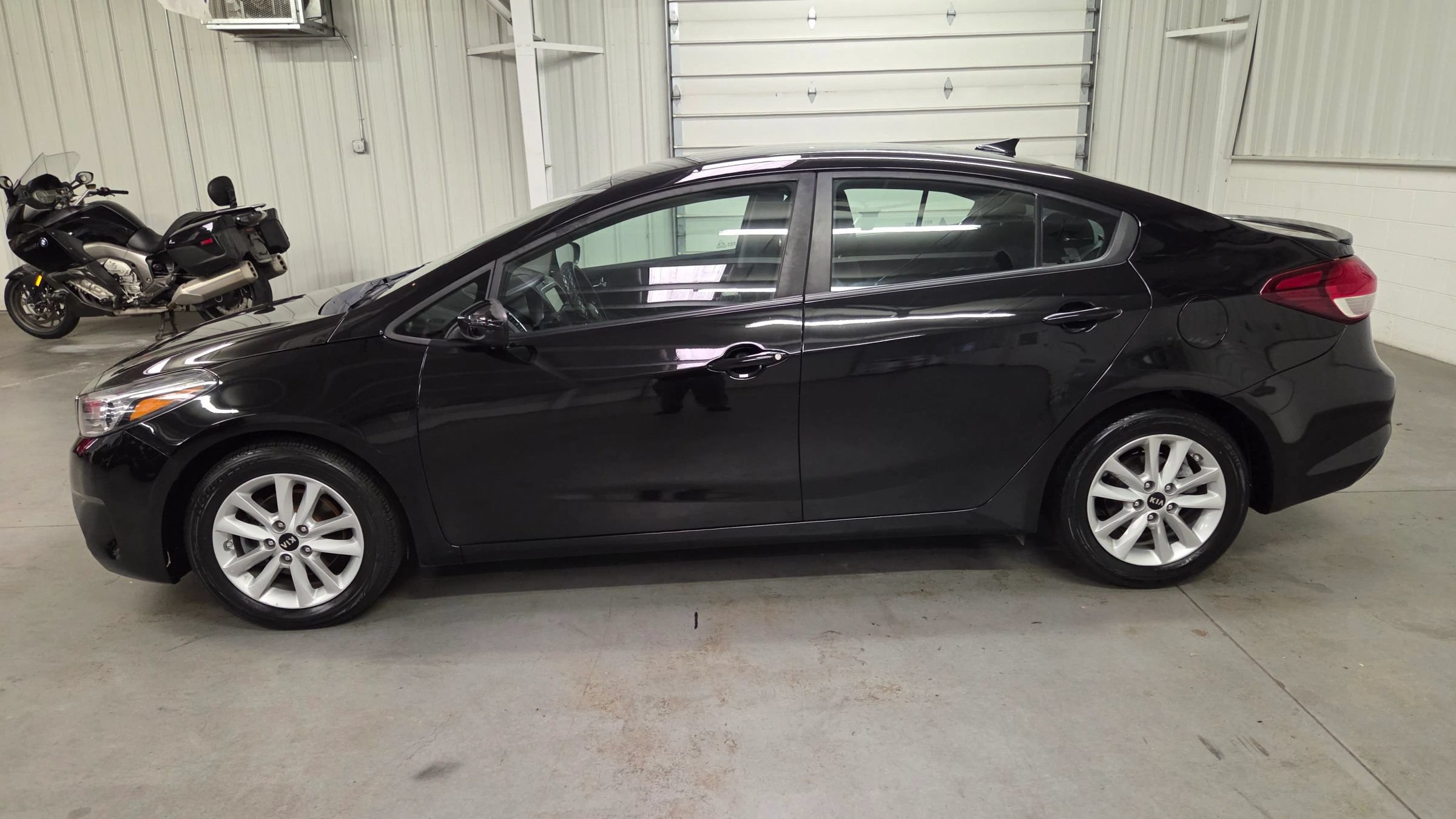 Used 2017 Kia Forte S FWD image 3