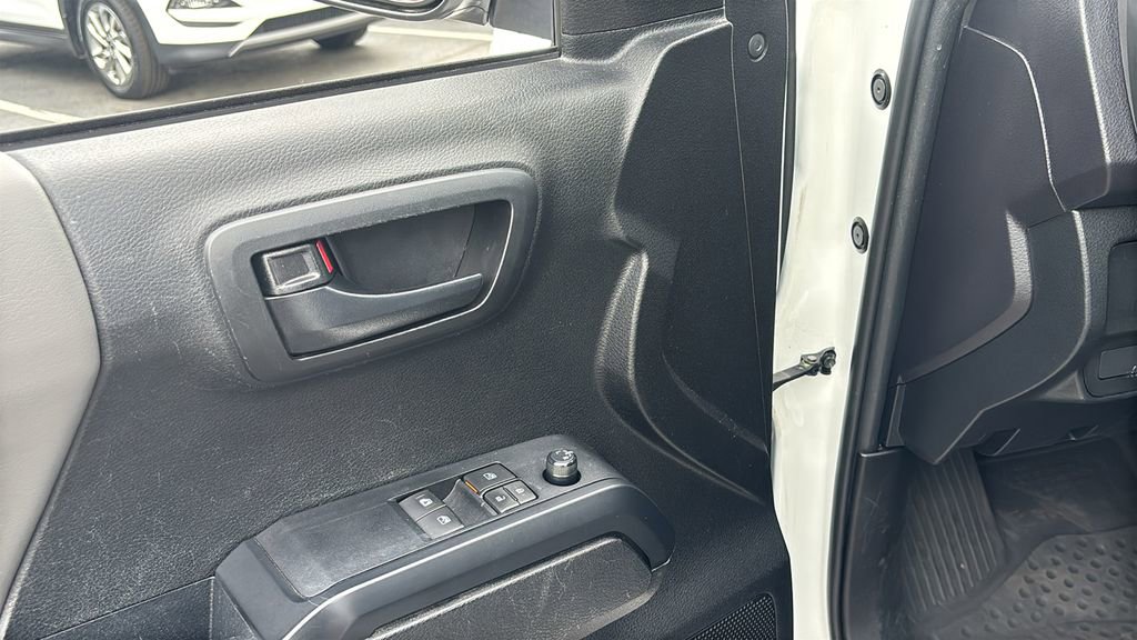 Used 2021 Toyota Tacoma SR AWD/4WD image 12