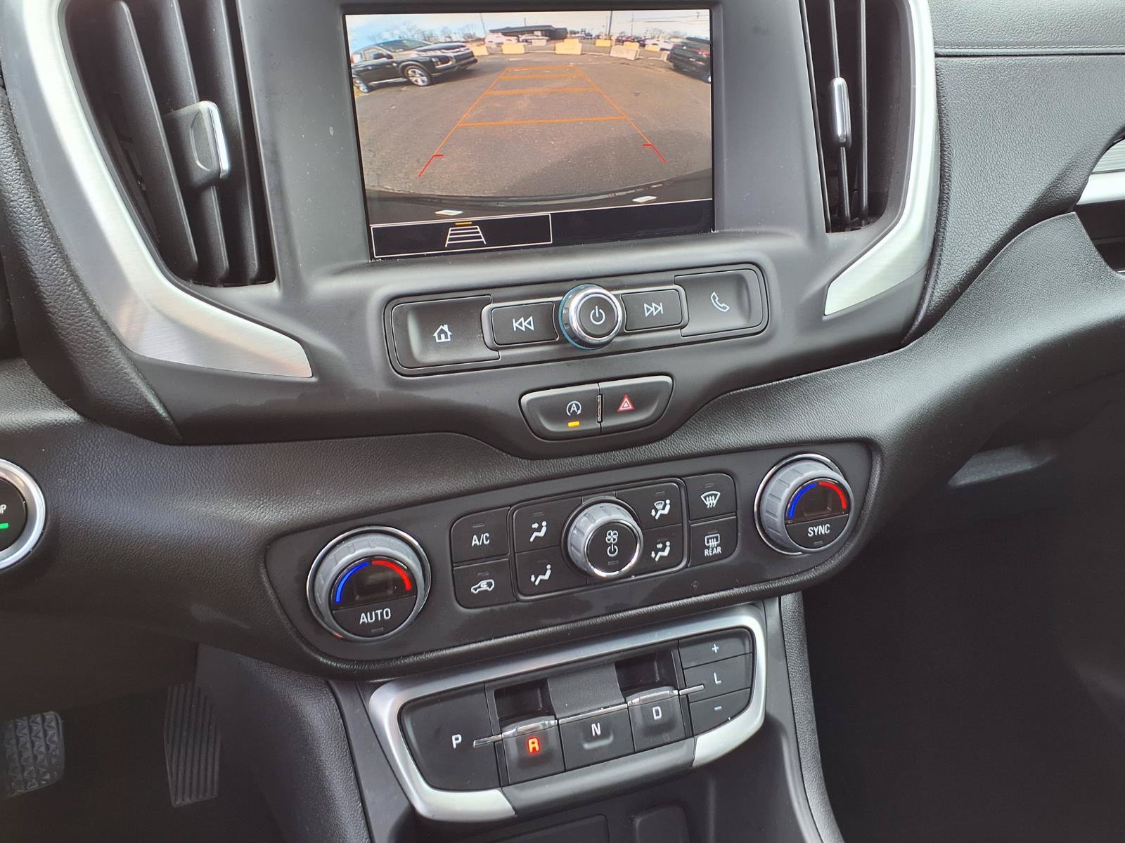 Used 2024 GMC Terrain SLE w/ Driver Convenience Package FWD image 23