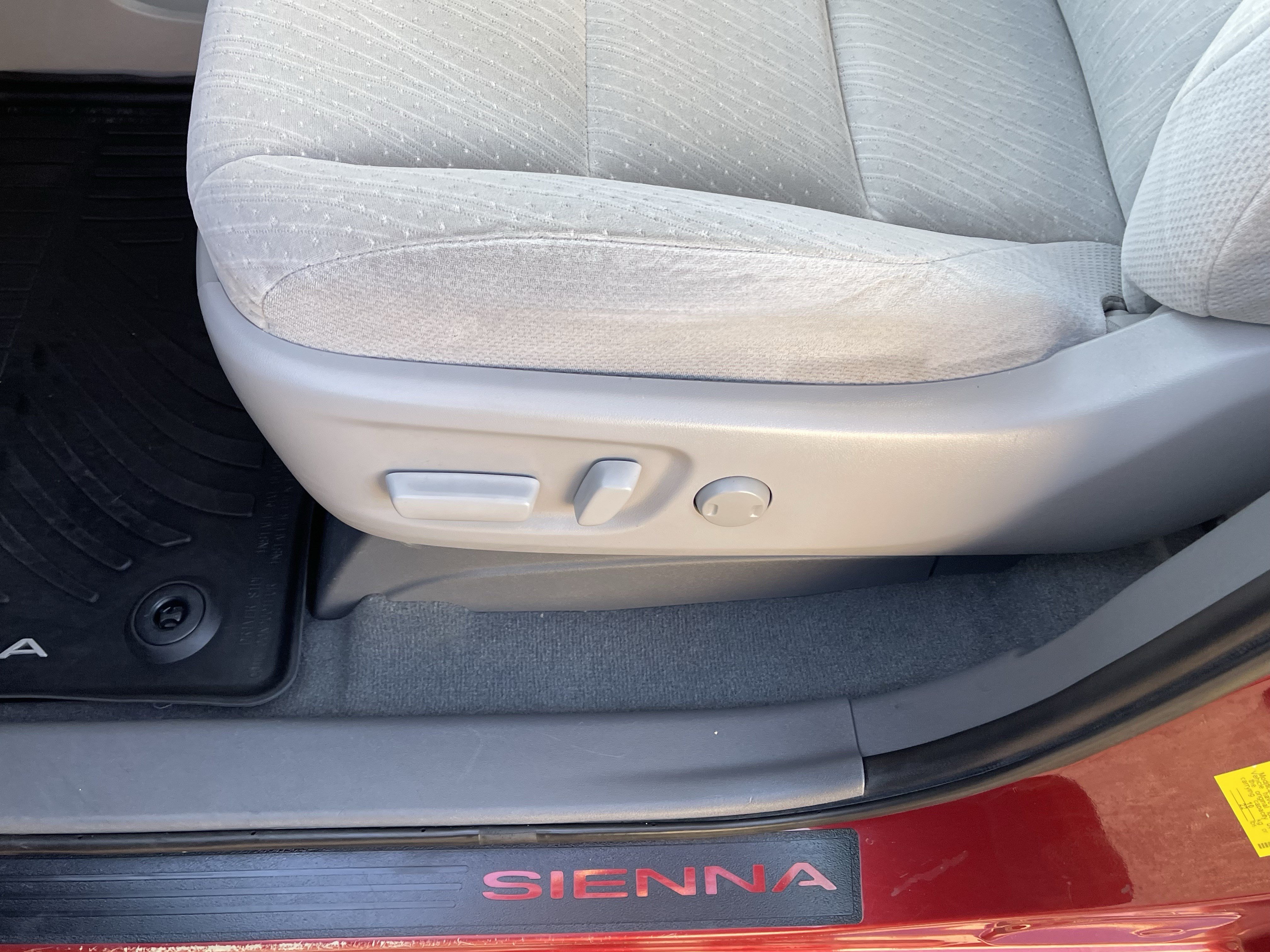 Used 2020 Toyota Sienna LE w/ LE Preferred Package FWD image 17