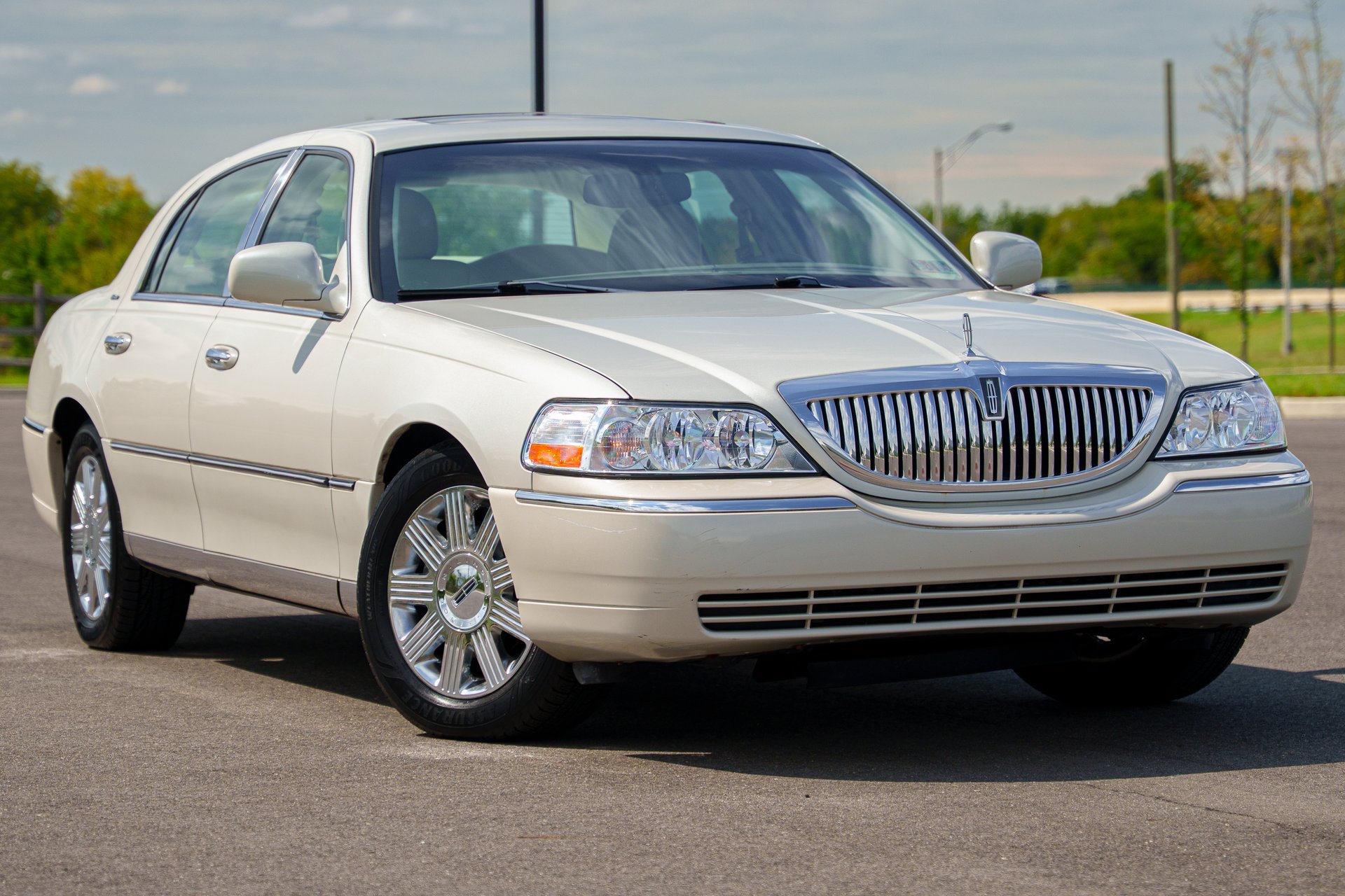 Used 2004 Lincoln Town Car Ultimate RWD image 32
