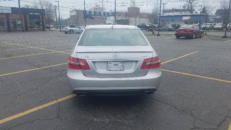 Used 2010 Mercedes-Benz E 350 4MATIC Sedan image 4