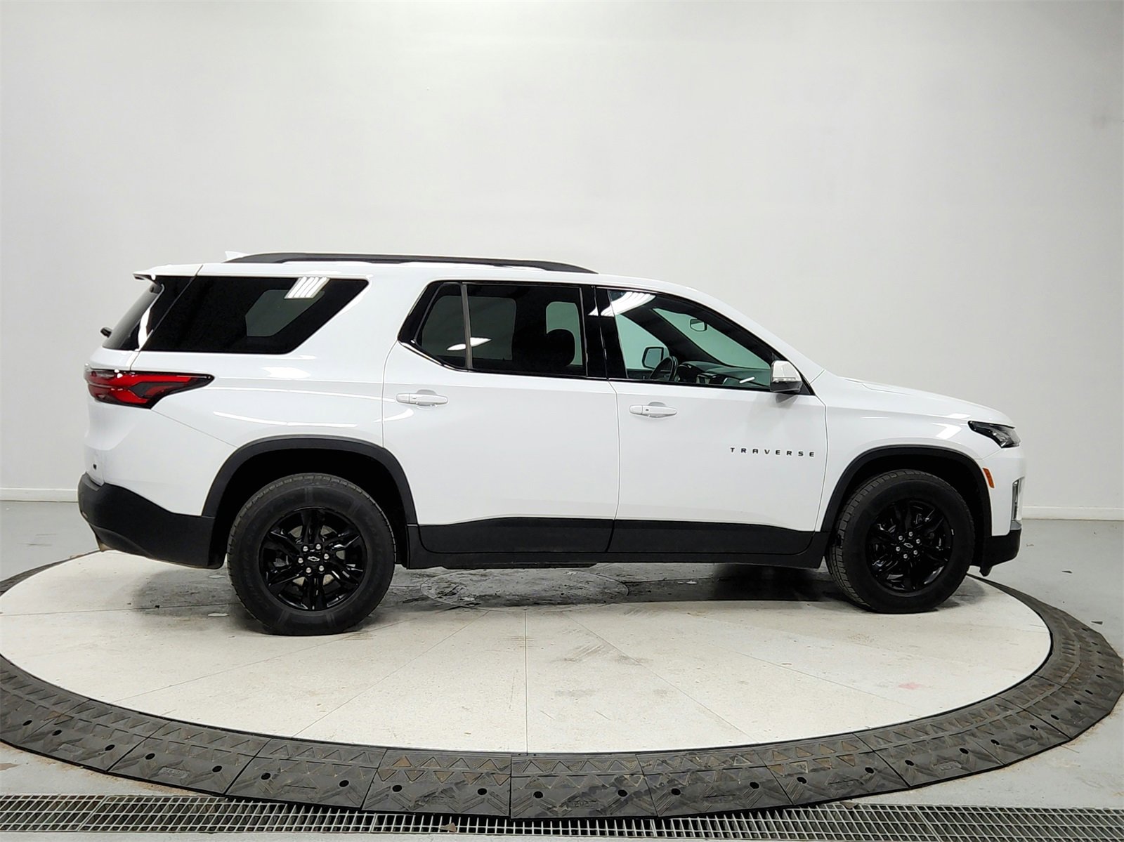 Used 2022 Chevrolet Traverse LT w/ Midnight/Sport Edition image 8