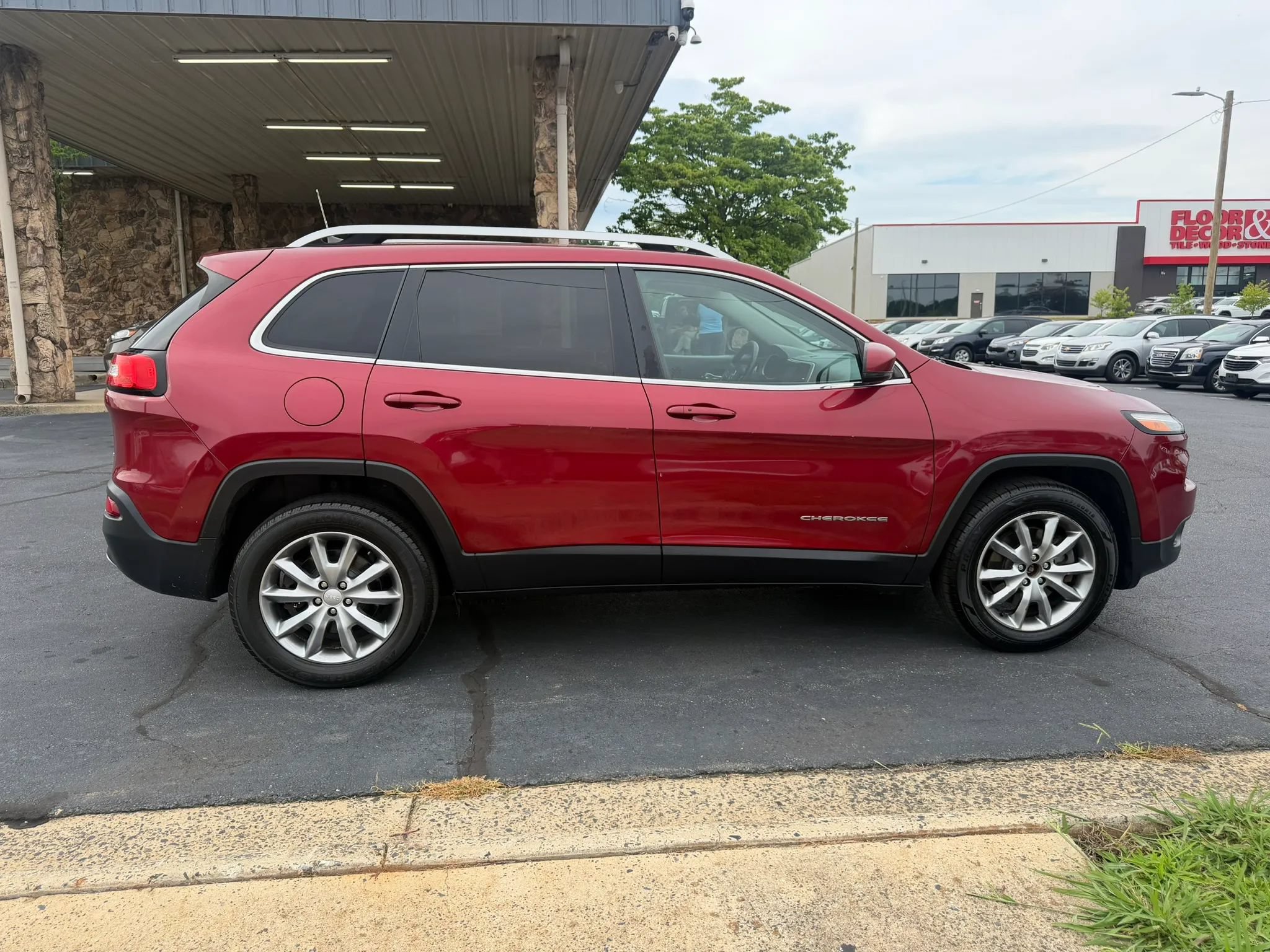 Used 2017 Jeep Cherokee Limited AWD/4WD image 8