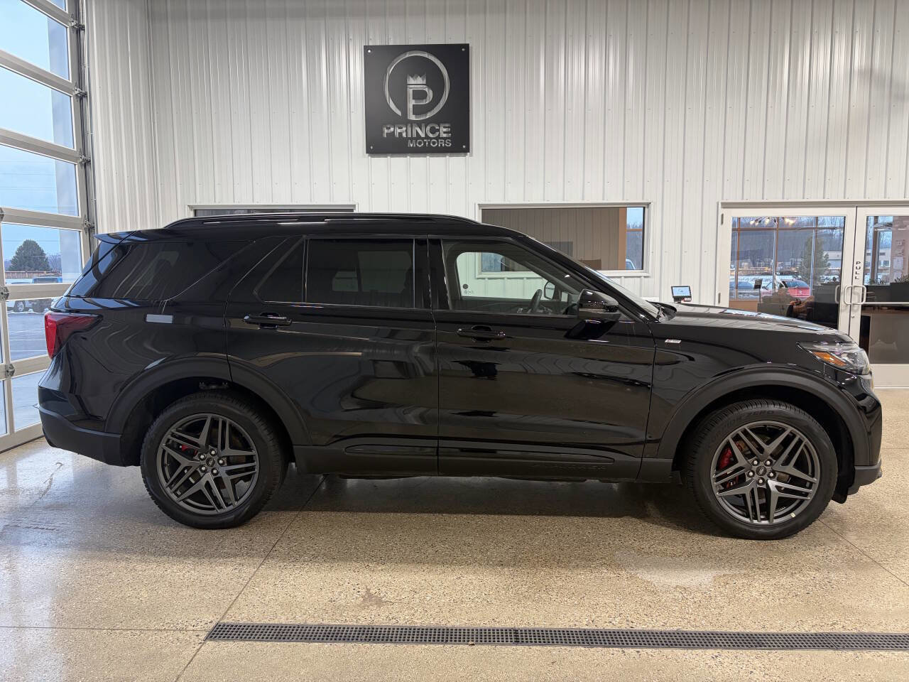 Used 2025 Ford Explorer ST-Line w/ ST-Line Street Pack image 3