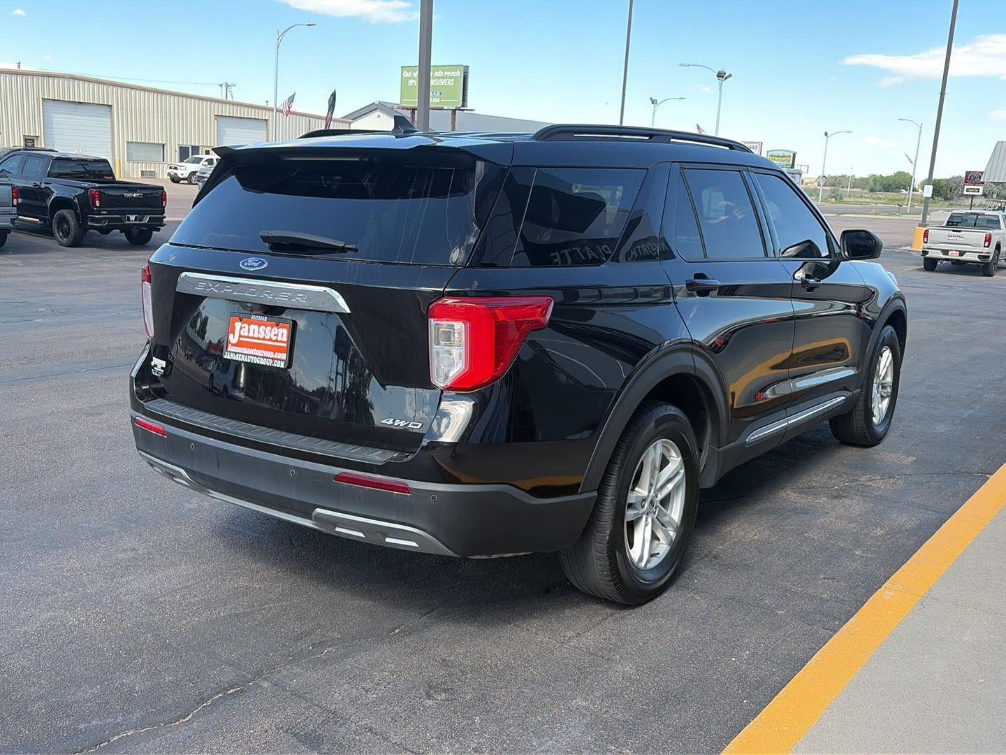 Used 2022 Ford Explorer XLT w/ Equipment Group 202A AWD/4WD image 6